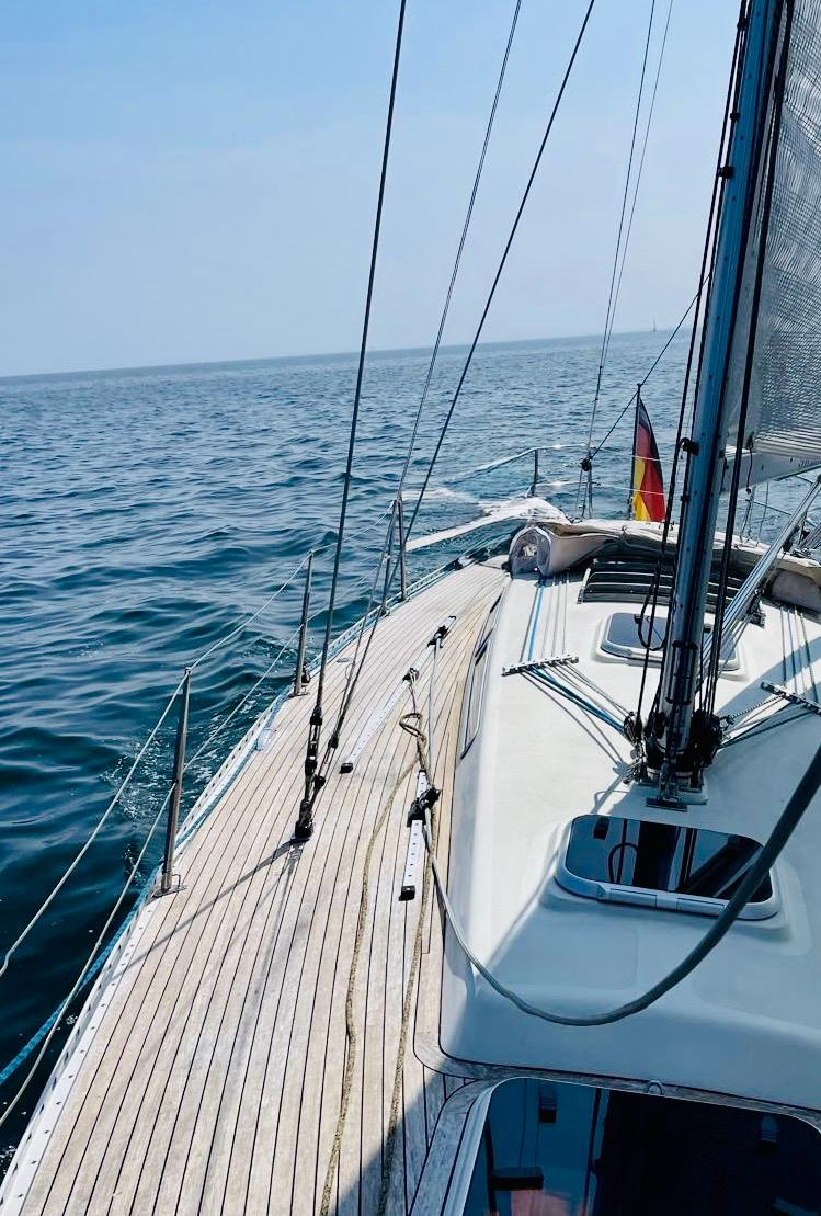 Segelboot auf ruhiger See
